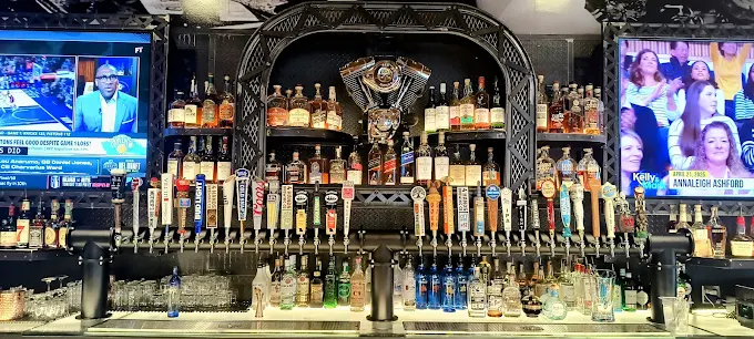Extensive bar at Full Throttle Distillery with beer taps and spirits, perfect for all events you can host at Full Throttle Distillery.